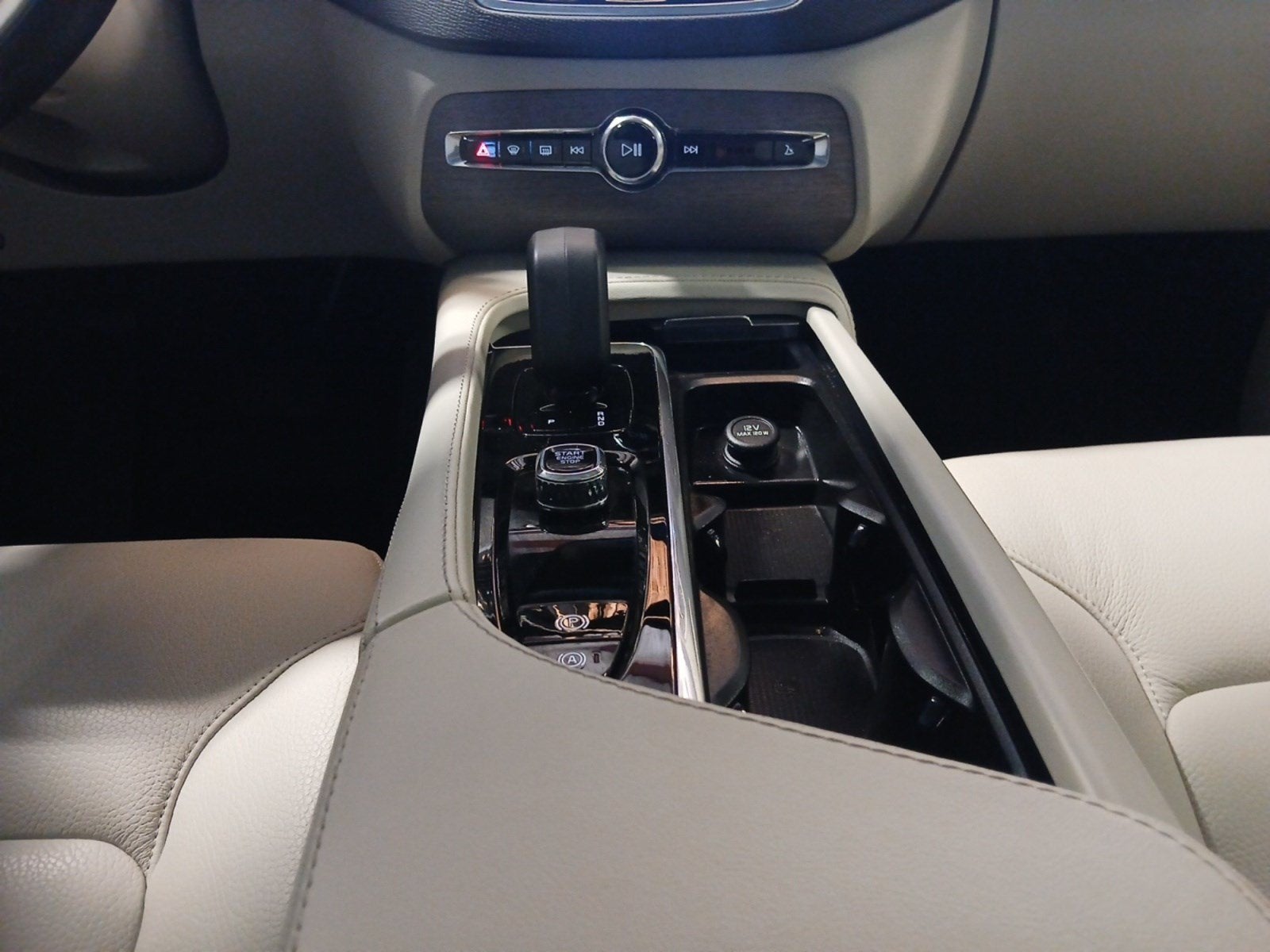 2024 Volvo XC90 Plus Bright Theme
