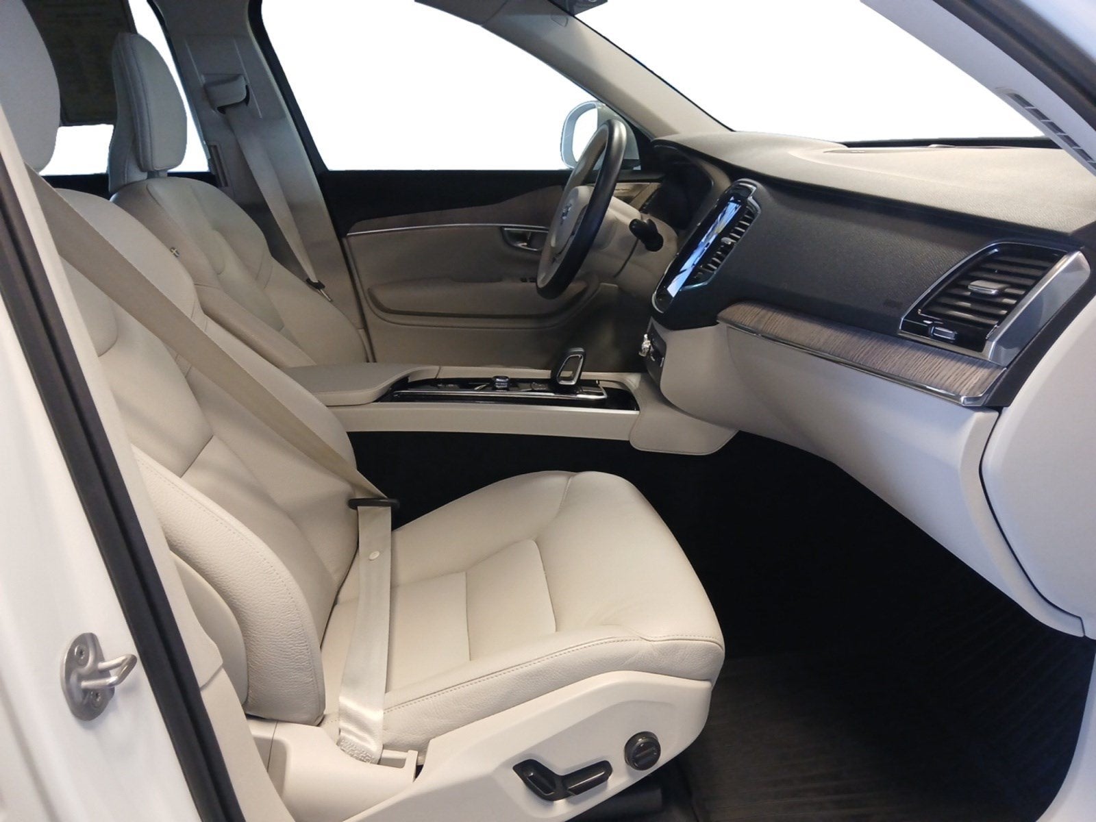 2024 Volvo XC90 Plus Bright Theme
