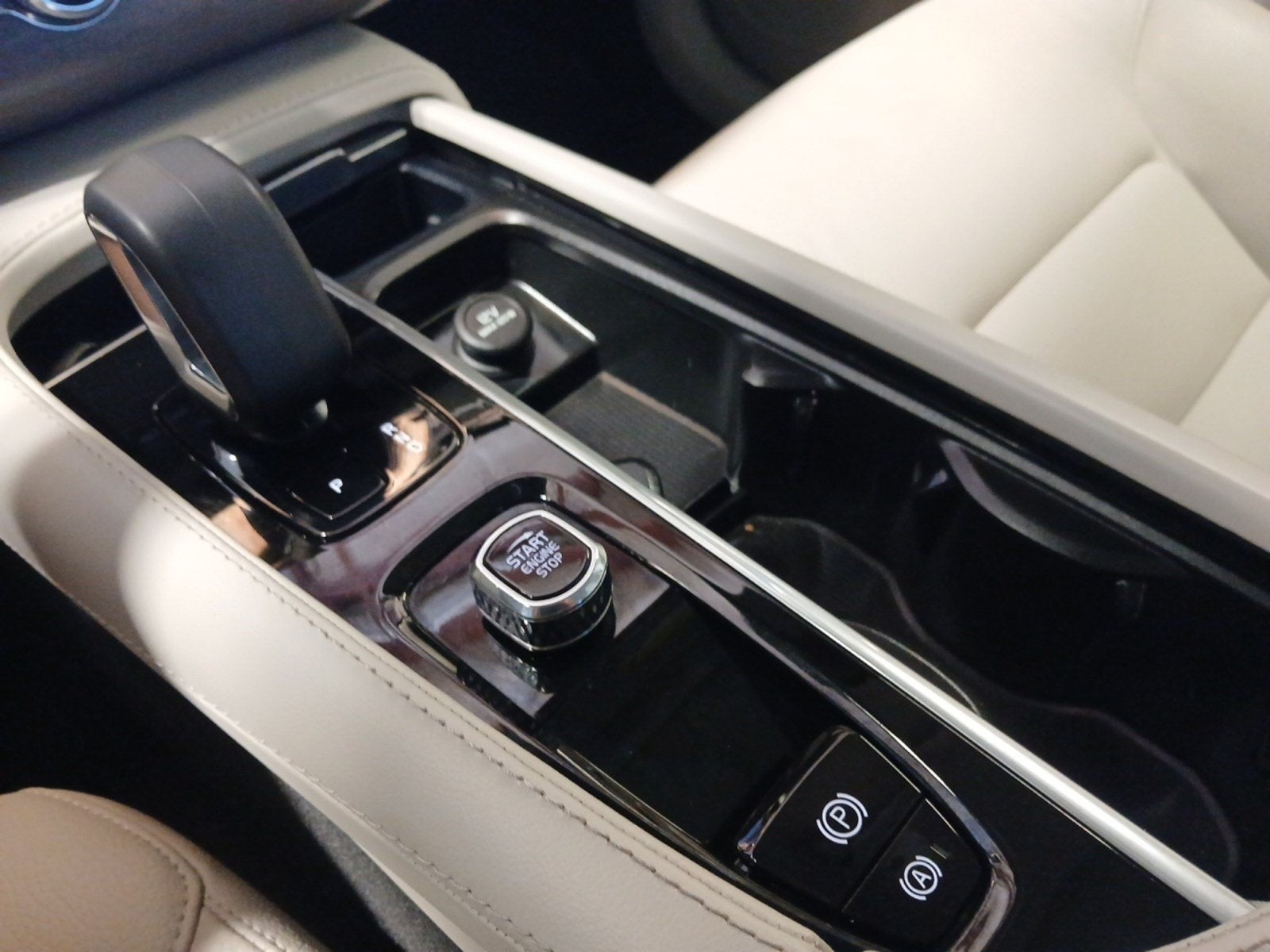 2024 Volvo XC90 Plus Bright Theme