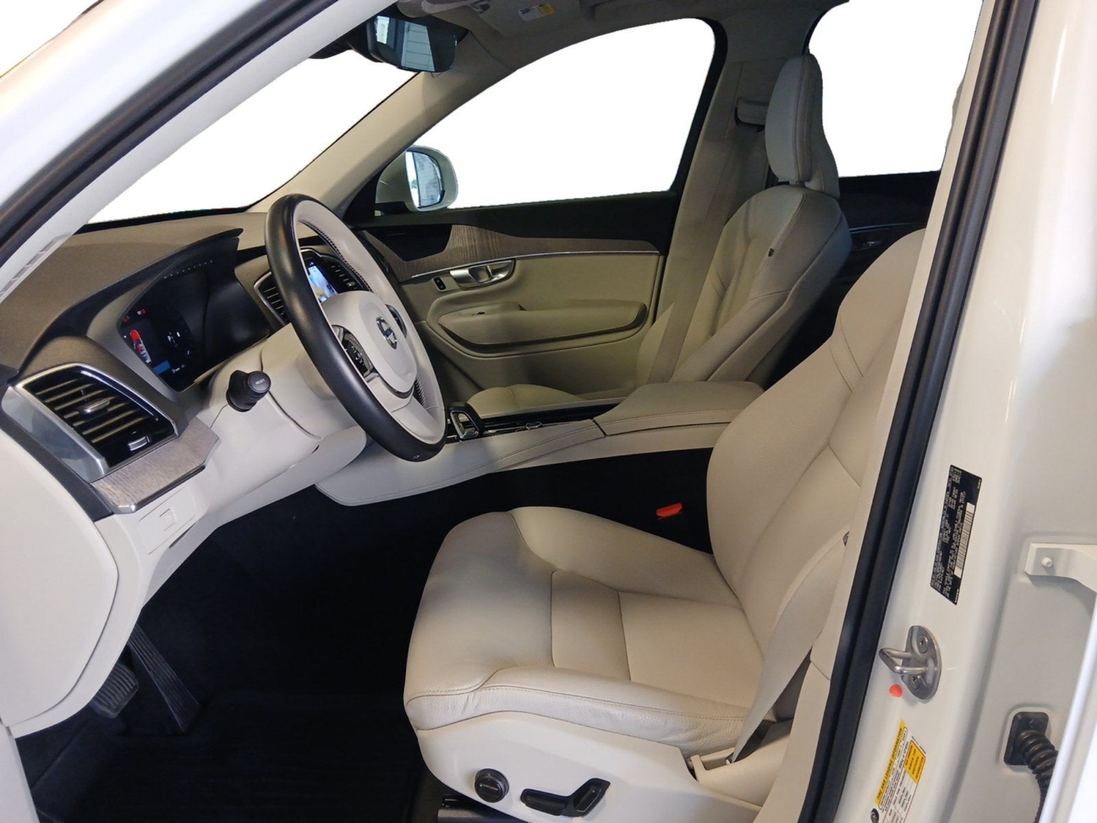 2024 Volvo XC90 Plus Bright Theme