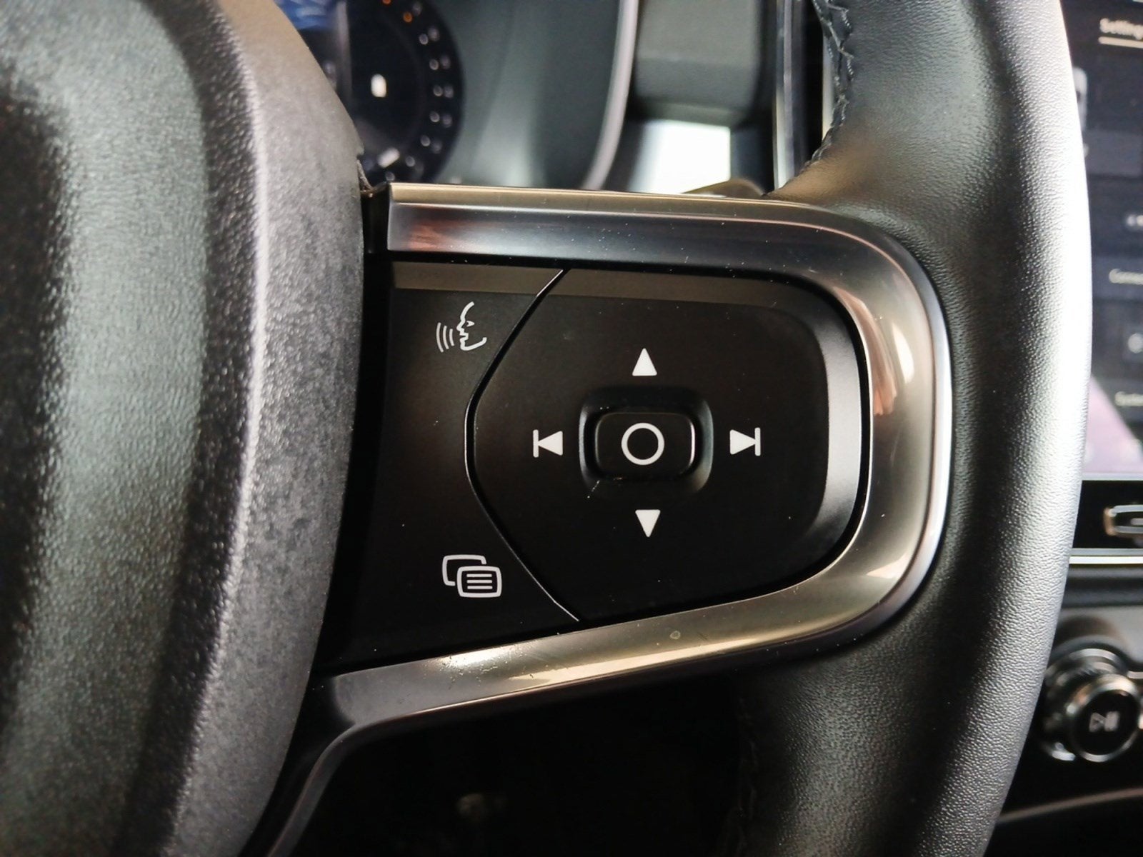2024 Volvo XC40 B5 Core