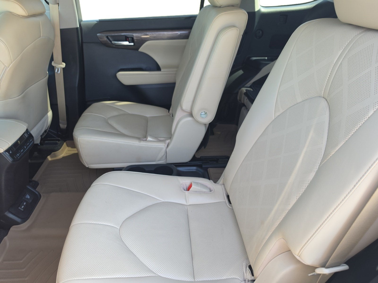 2023 Toyota Highlander Hybrid Platinum
