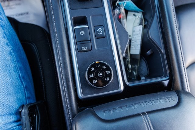 2023 Nissan Pathfinder SL