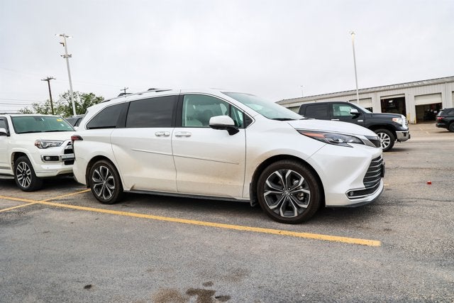 2025 Toyota Sienna Platinum