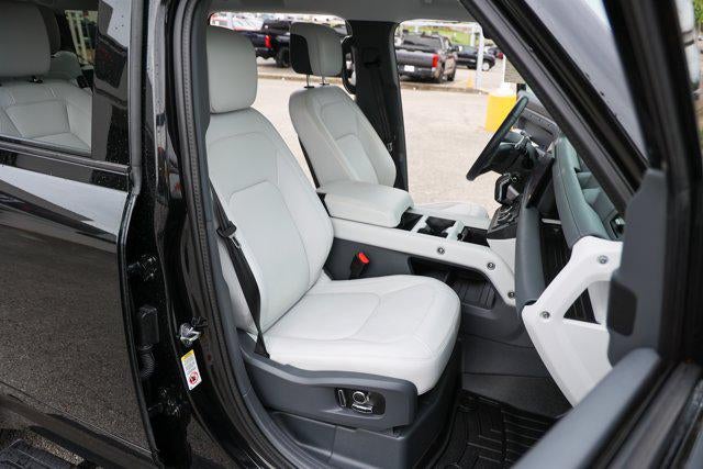 2025 Land Rover Defender X-Dynamic SE