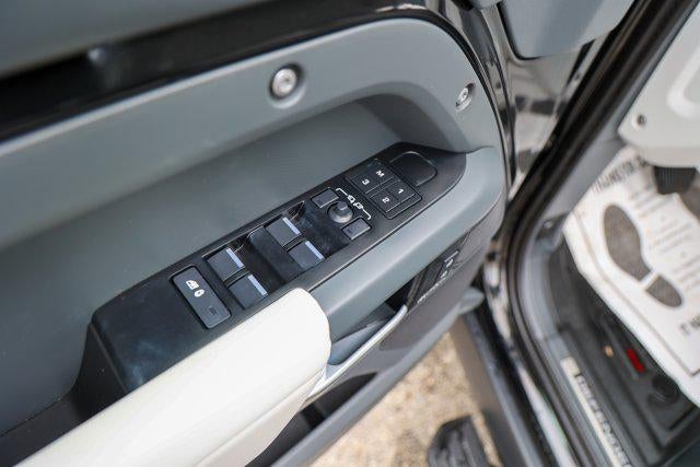 2025 Land Rover Defender X-Dynamic SE