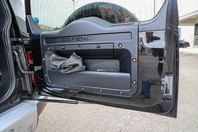 2023 Land Rover Defender SE