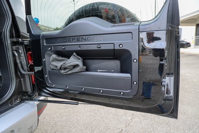 2023 Land Rover Defender SE