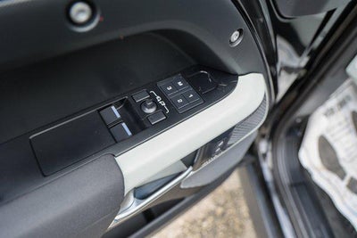 2023 Land Rover Defender SE