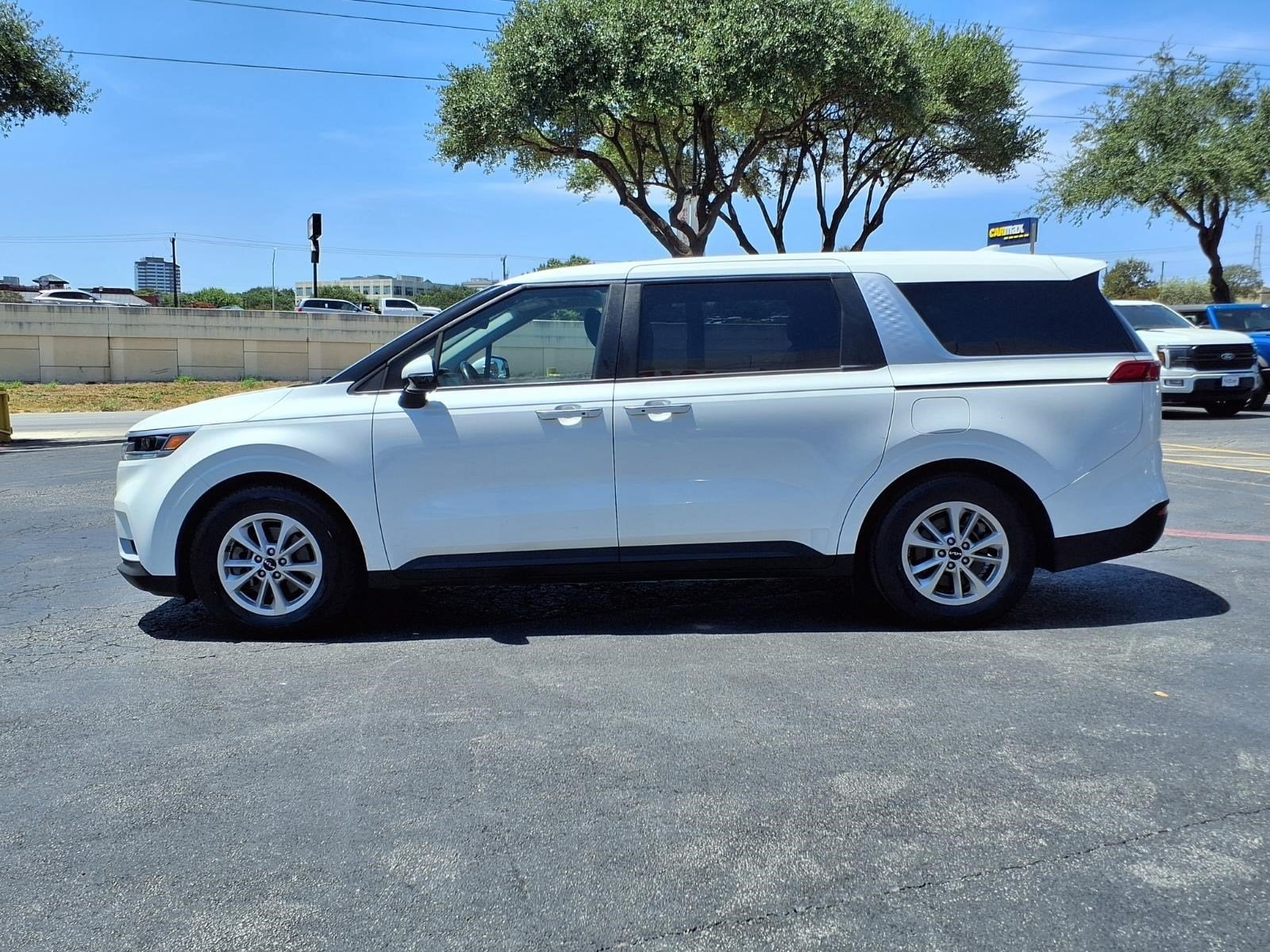 2023 Kia Carnival LX