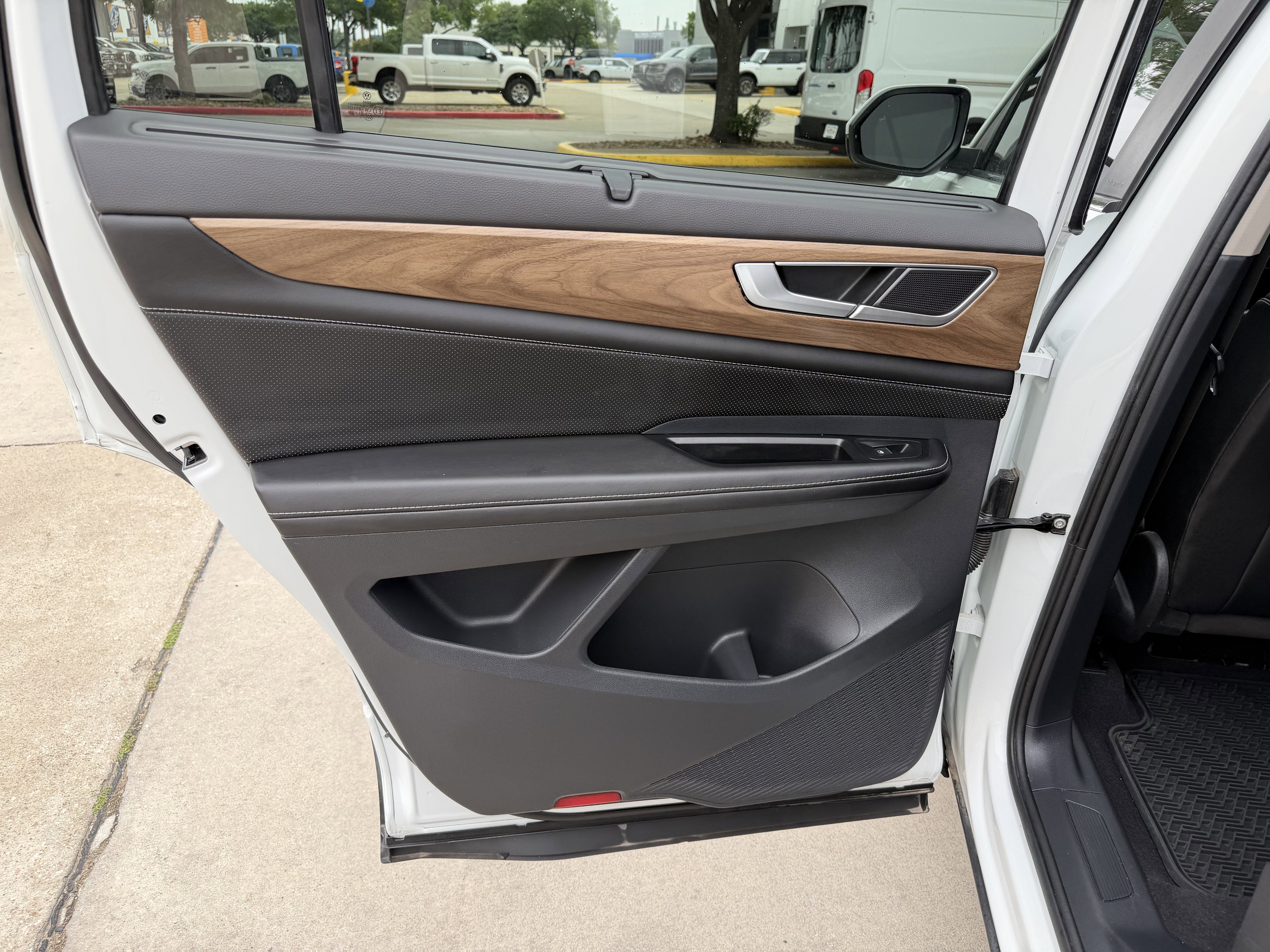 2024 Volkswagen Atlas 2.0T SE w/ Technology