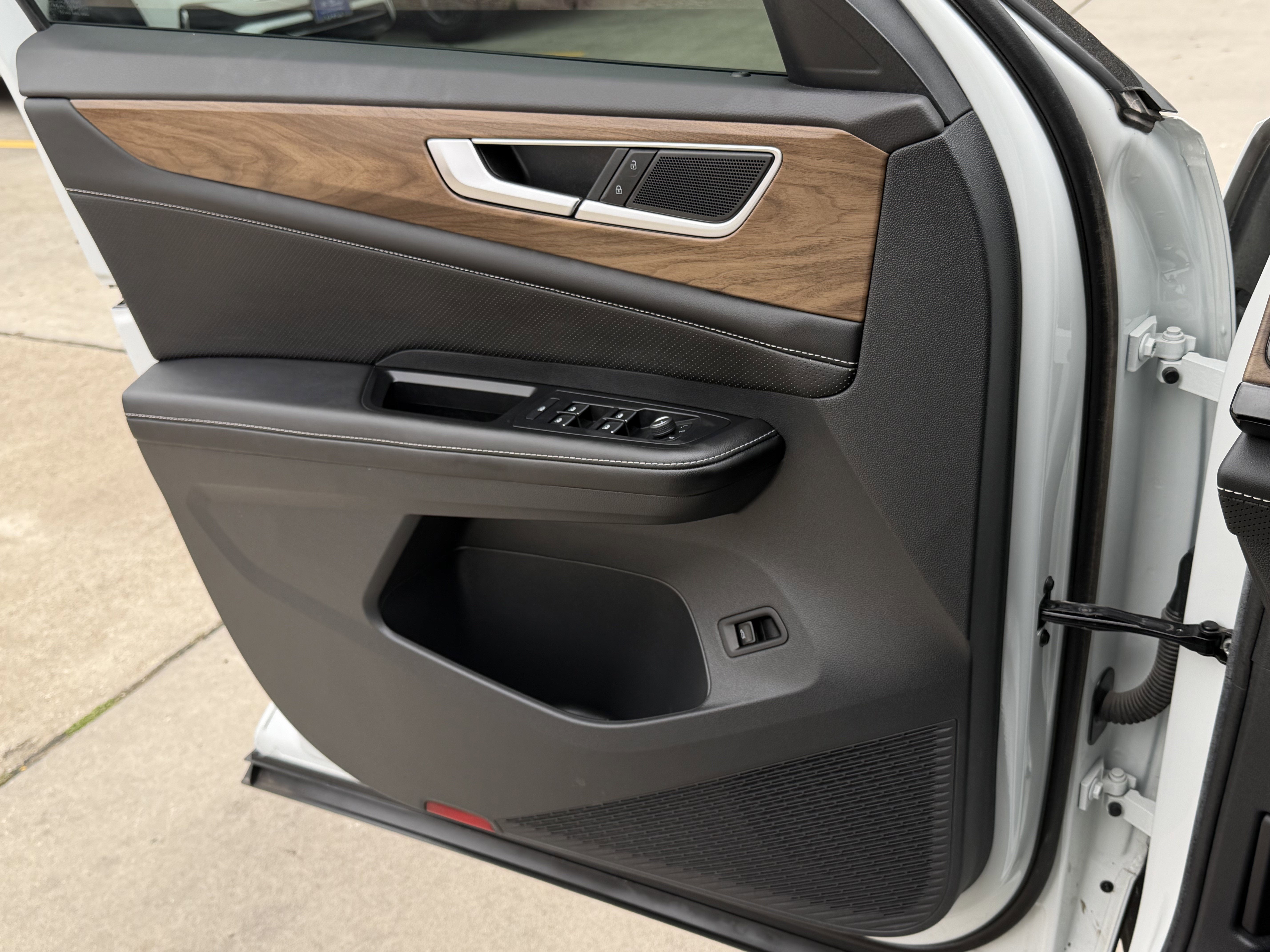 2024 Volkswagen Atlas 2.0T SE w/ Technology