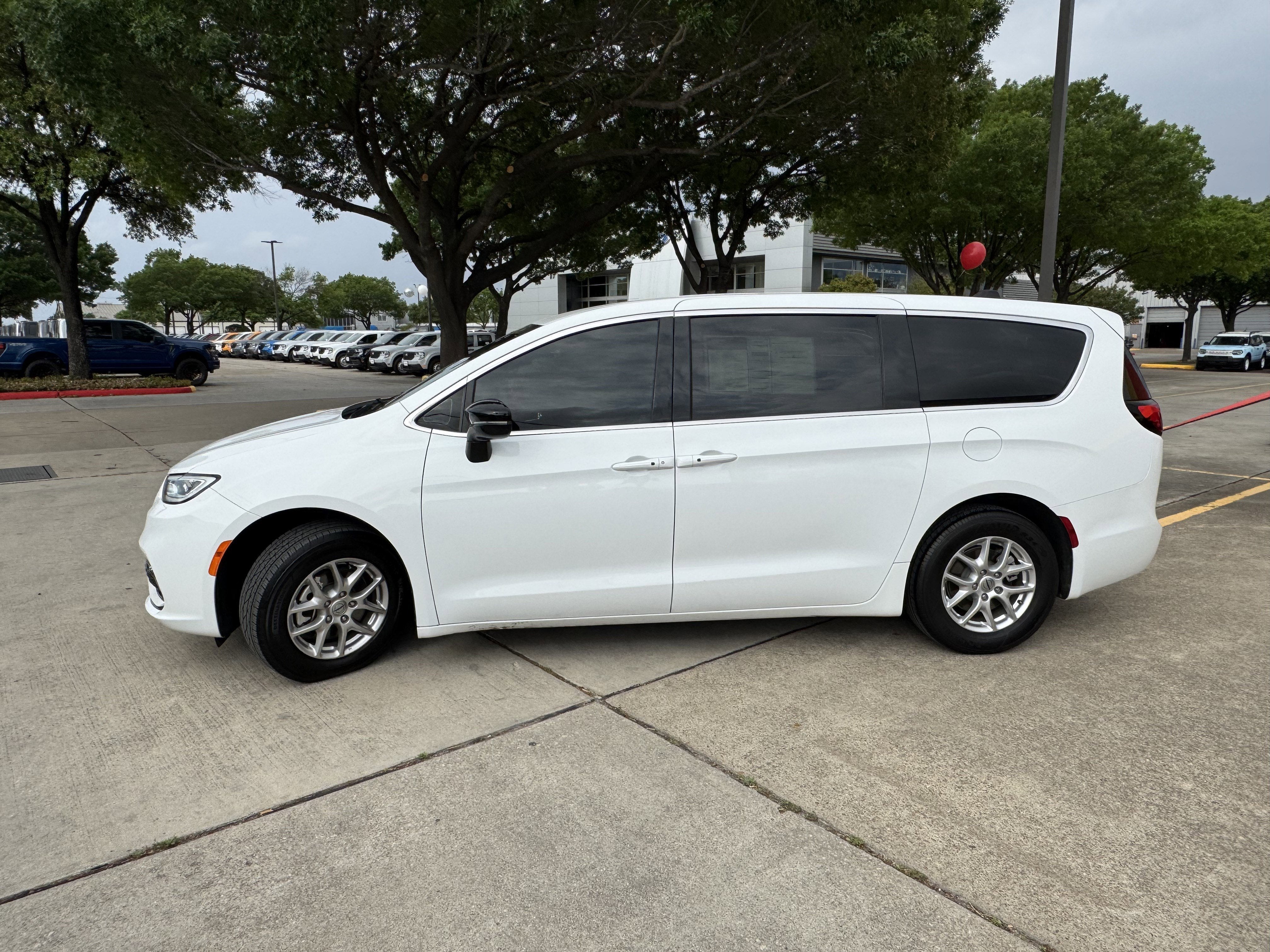 2025 Chrysler Pacifica Select