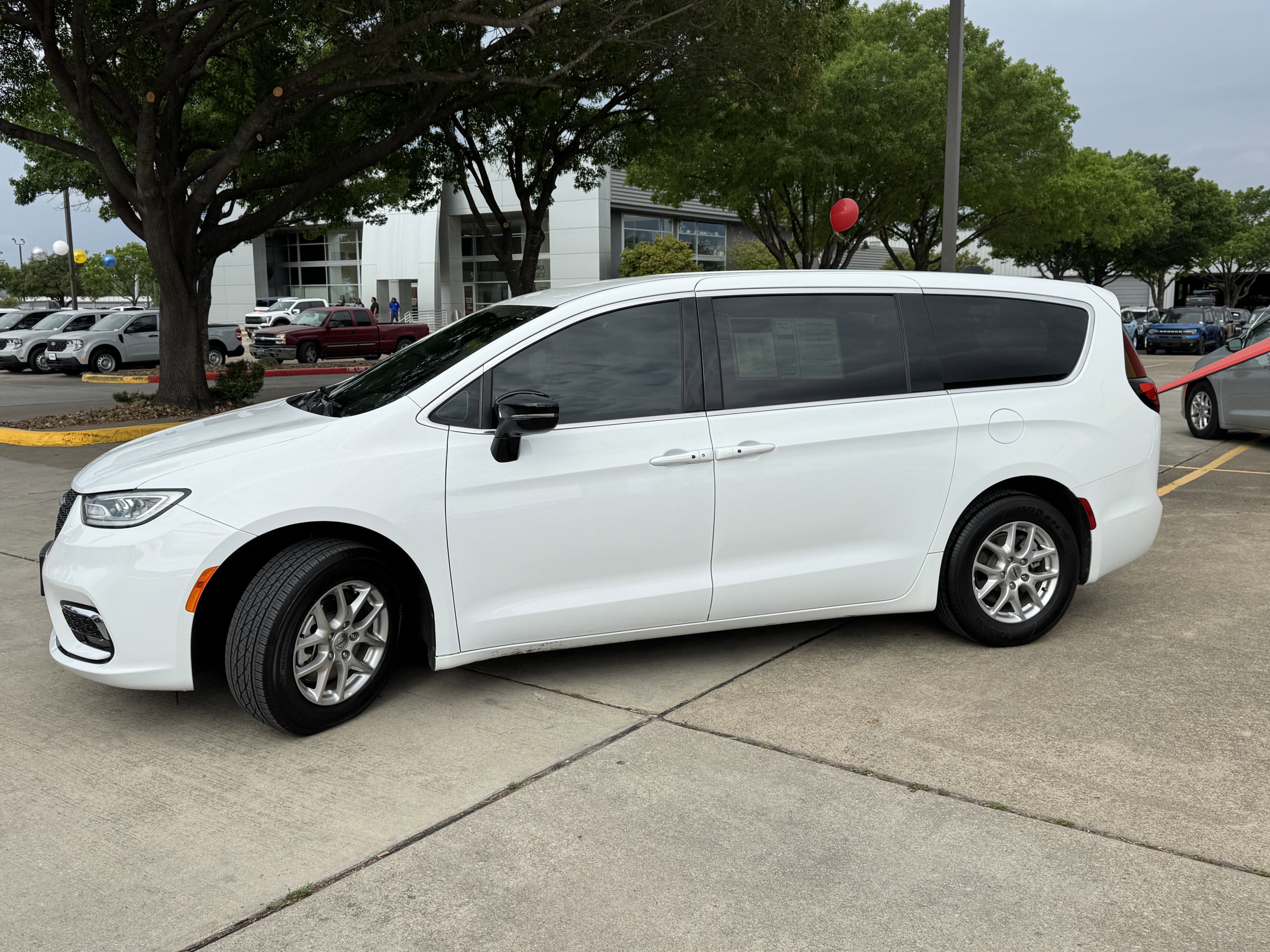 2025 Chrysler Pacifica Select