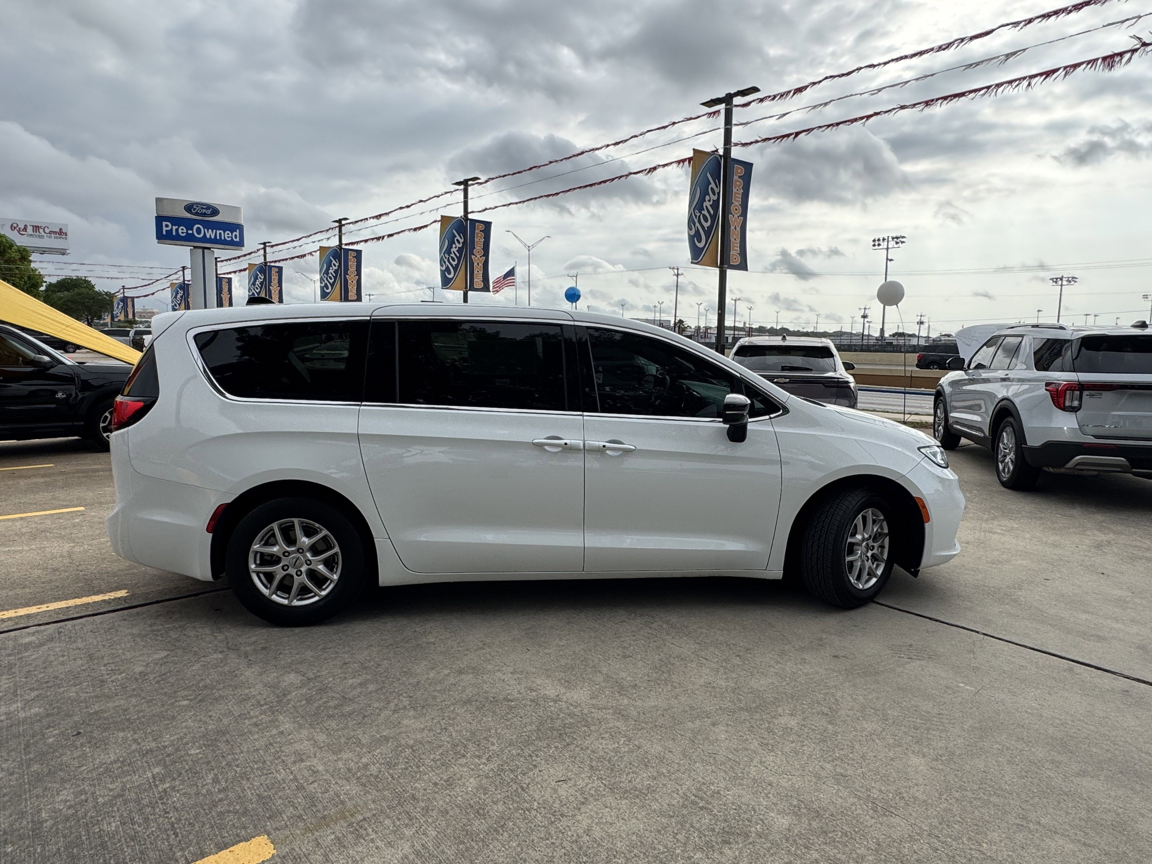 2025 Chrysler Pacifica Select