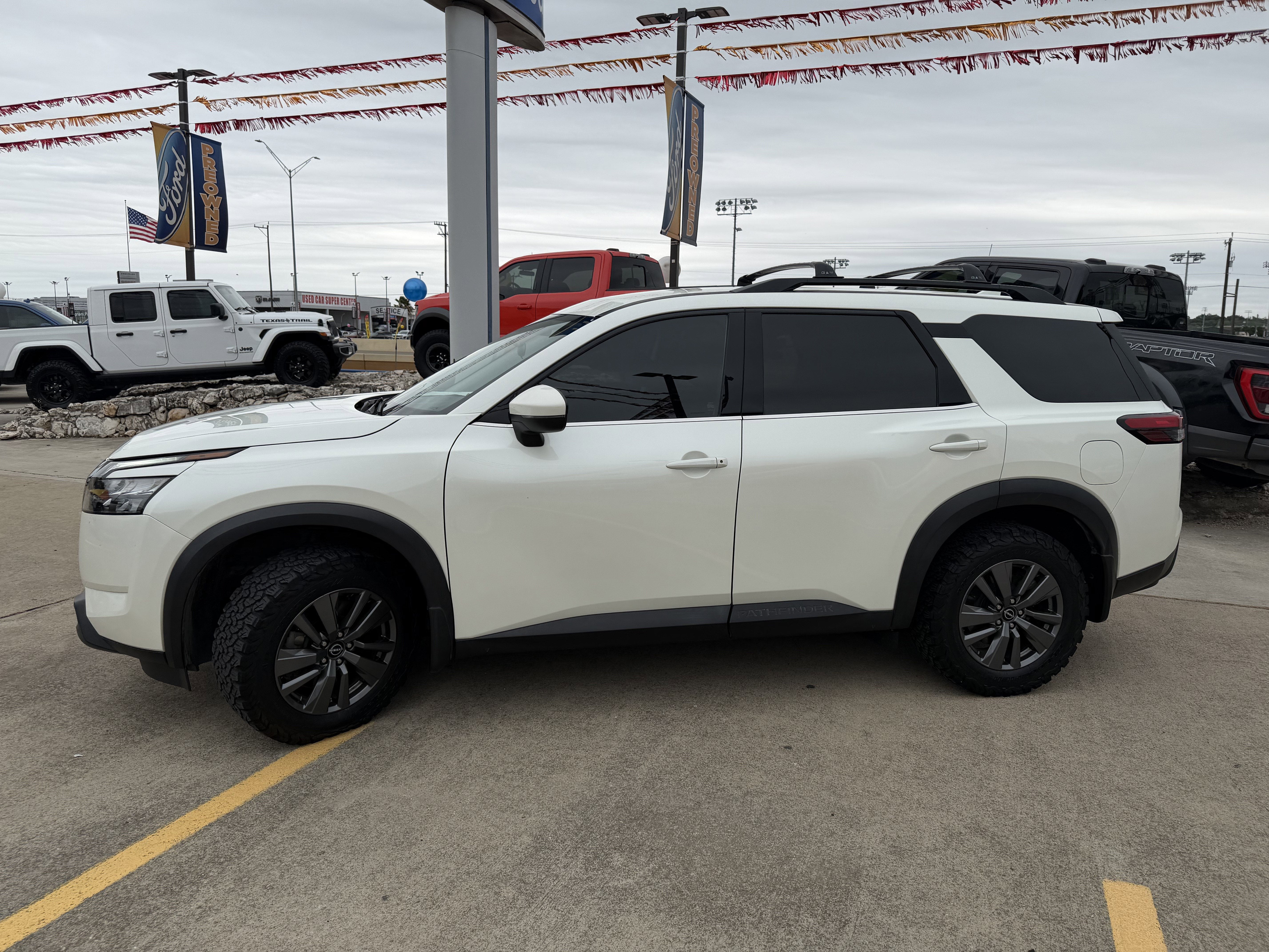 2024 Nissan Pathfinder SV