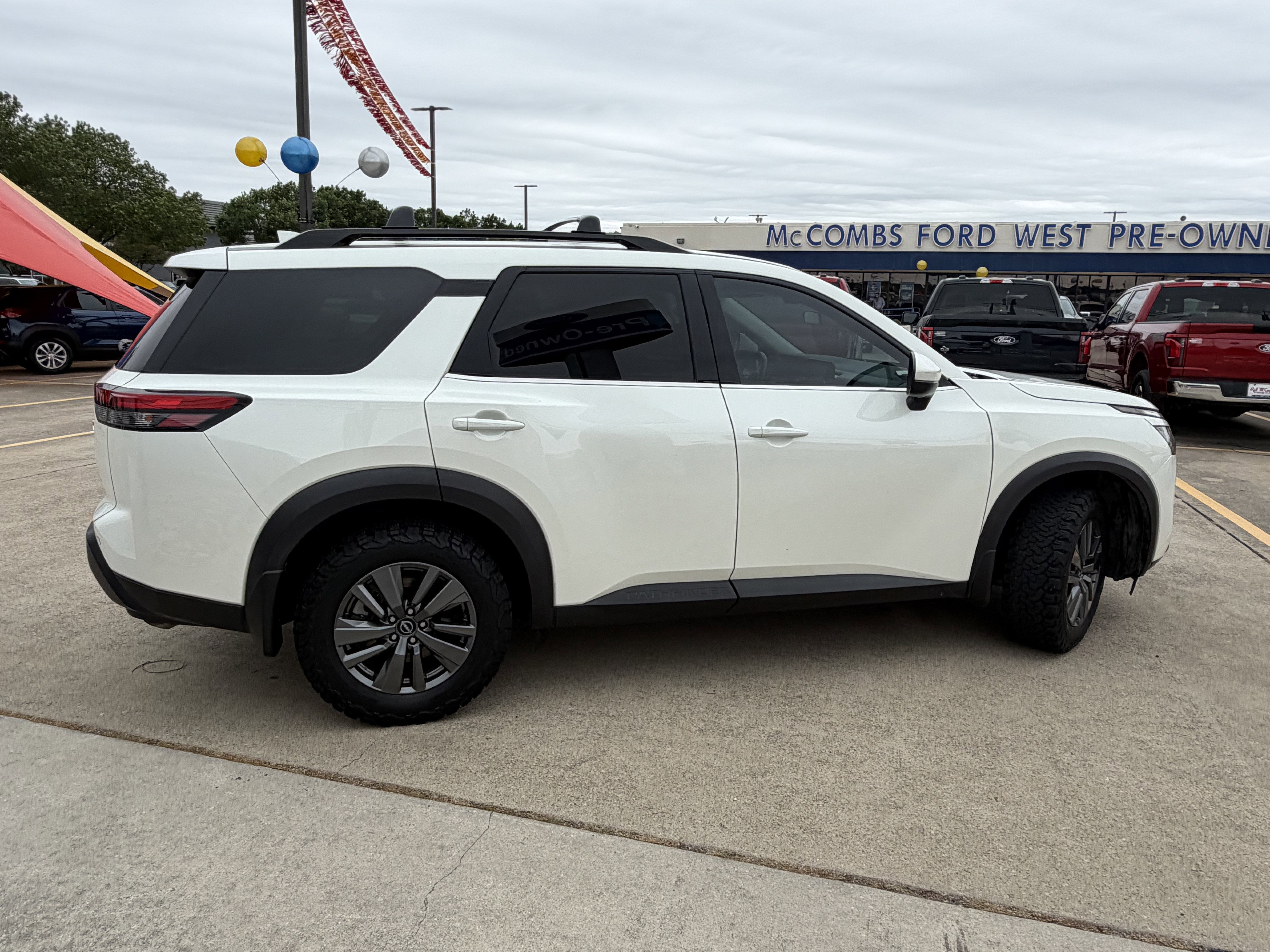 2024 Nissan Pathfinder SV