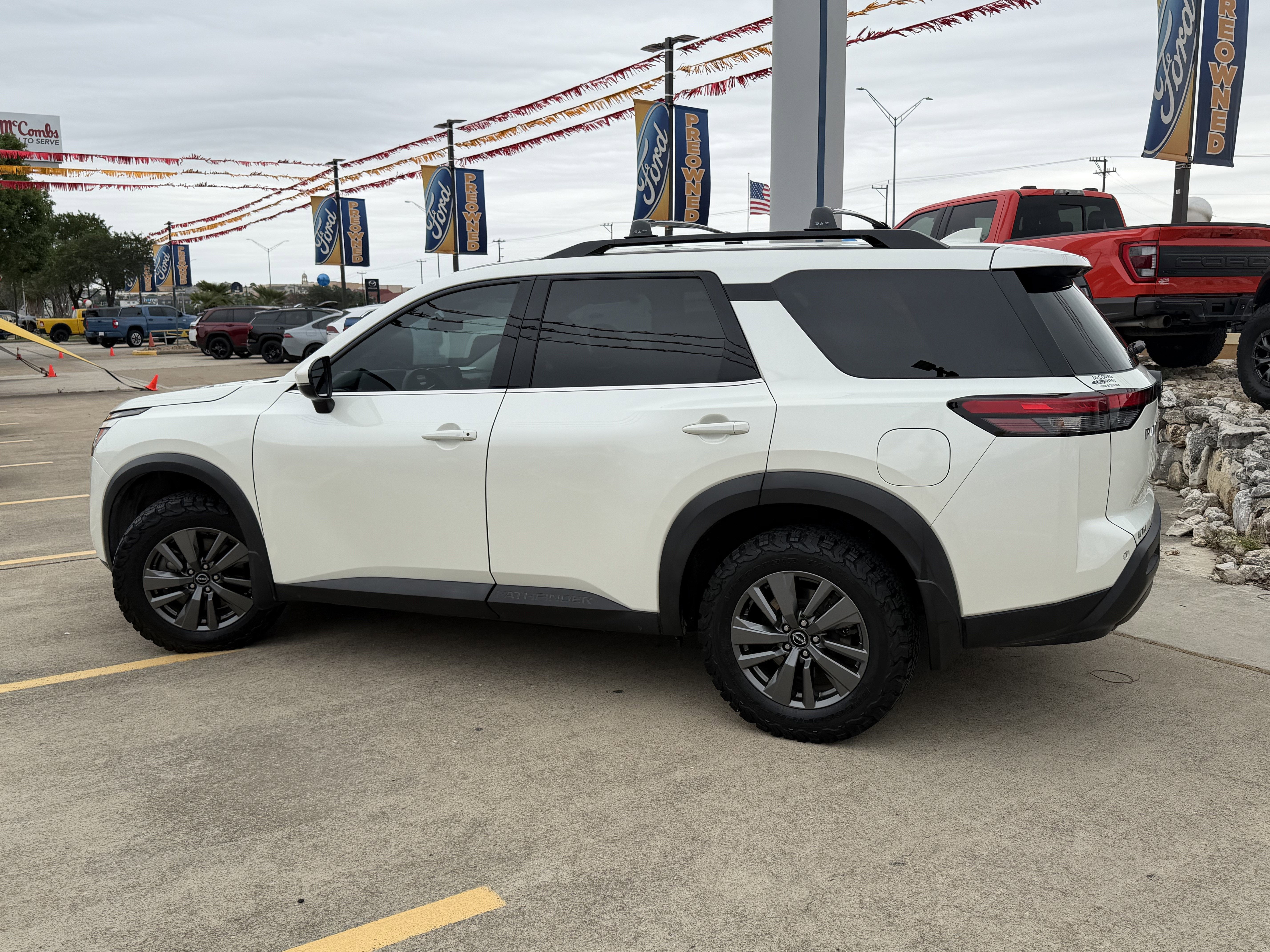 2024 Nissan Pathfinder SV