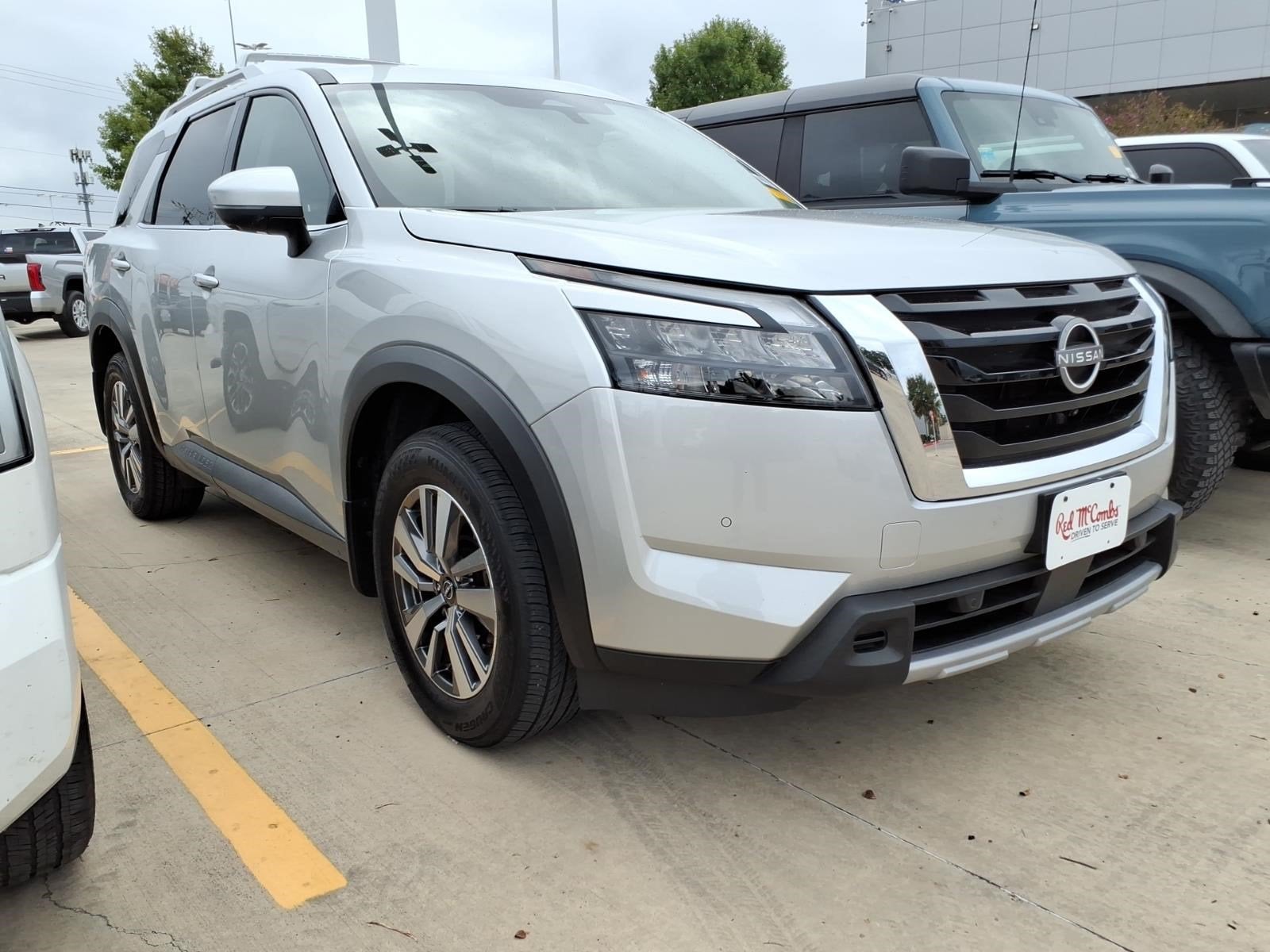2025 Nissan Pathfinder SL